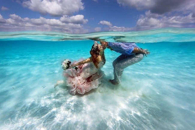 Susana and zovany exchange wedding kisses underwater